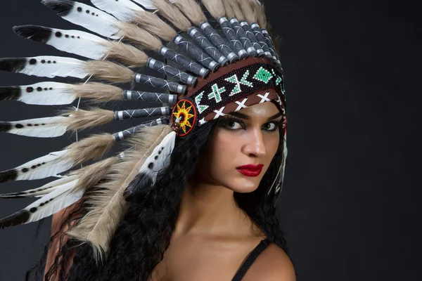 Girl in traditional headdress Indian — Stock Photo, Image