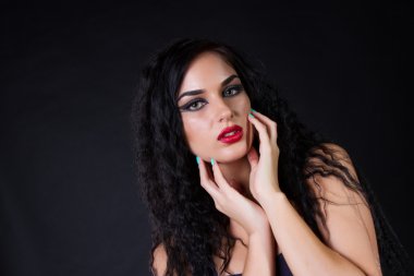 Studio ile parlak makyaj kız portresi