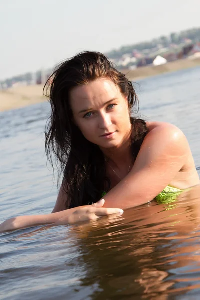 Das Mädchen badet im Fluss — Stockfoto