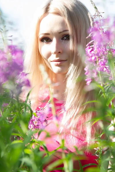 The blonde among wildflowers — Stock Photo, Image