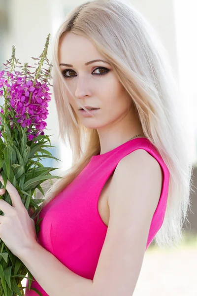 Blonde with a bouquet of wildflowers — Stock Photo, Image
