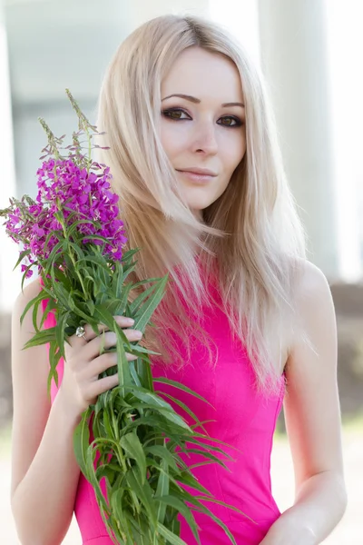 Blonde with a bouquet of wildflowers — ストック写真