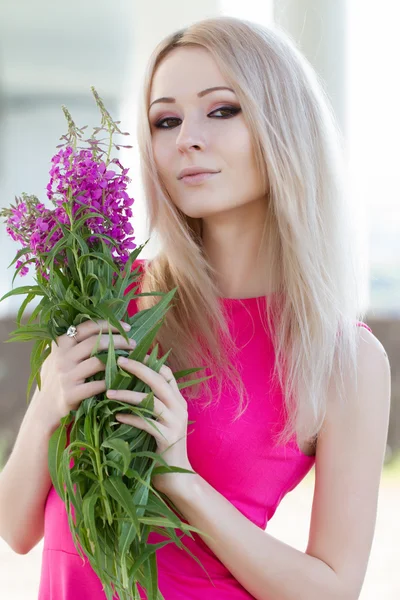 Blonde avec un bouquet de fleurs sauvages — Photo