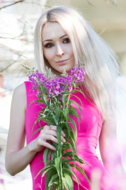 Kır çiçekleri buketi pembe elbiseli sarışın toplar