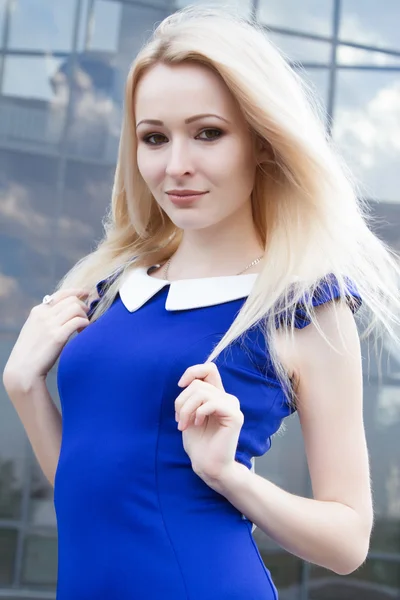 The blonde on the background of shop window — Stock Photo, Image