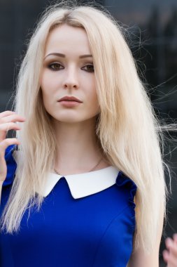 güzel bir genç sarışın portresi