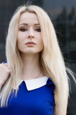 güzel bir genç sarışın portresi