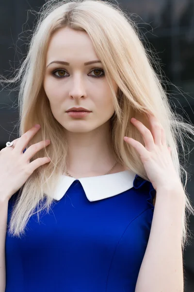 Портрет красивой молодой блондинки — стоковое фото