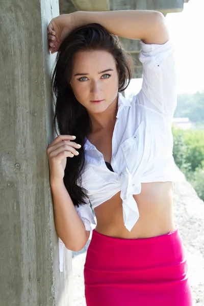 Girl in a white shirt on a building site — ストック写真