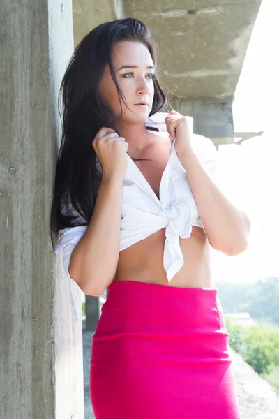 Girl in a white shirt on a building site — Stockfoto