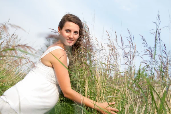 Pregnant woman among the tall grass — Stock Photo, Image