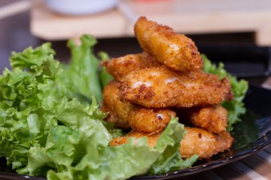 Kalamar salatası yaprak üzerinde