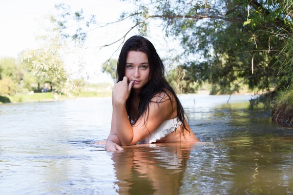 Het meisje baadt in de rivier — Stockfoto