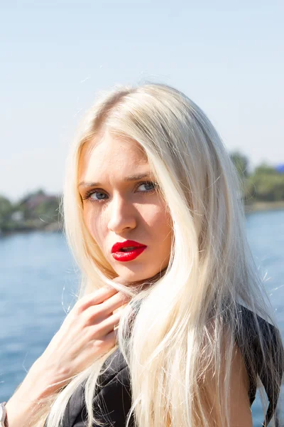 Portrait de la blonde au rouge à lèvres brillant contre le ciel — Photo