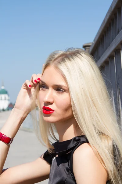 Portrait de la blonde au rouge à lèvres brillant contre le ciel — Photo