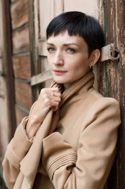 Kız bir ahşap evin arka duvardaki