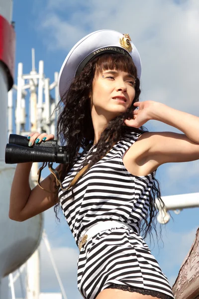 Mädchen in gestreifter Weste auf dem Schiff — Stockfoto