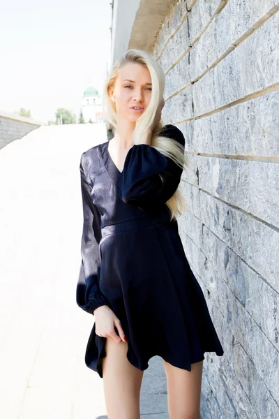 Blonde in een korte jurk — Stockfoto