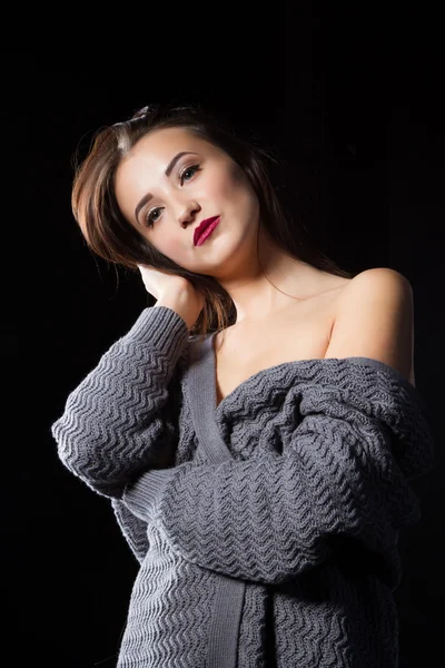 Girl standing at the window in a dark room — Stock Photo, Image