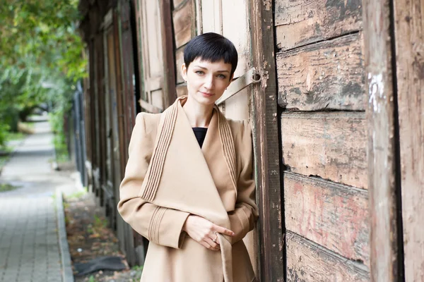 La ragazza sullo sfondo del vecchio edificio in legno — Foto Stock