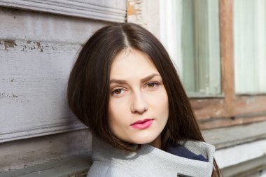 Eski bir ahşap ev bir arka plan üzerinde genç kız