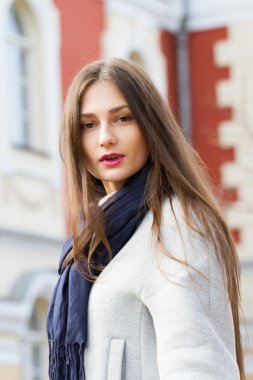 Uzun dağınık saçlı genç kız