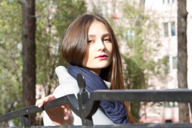 bir bankta oturan genç kız