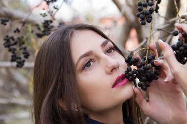 Bir kuş kiraz ile genç kız çilek