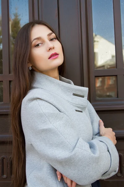 Junges Mädchen vor der Tür des Bürogebäudes — Stockfoto