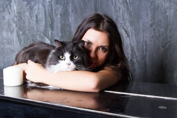 Girl with a cat at the piano — Stock Photo, Image