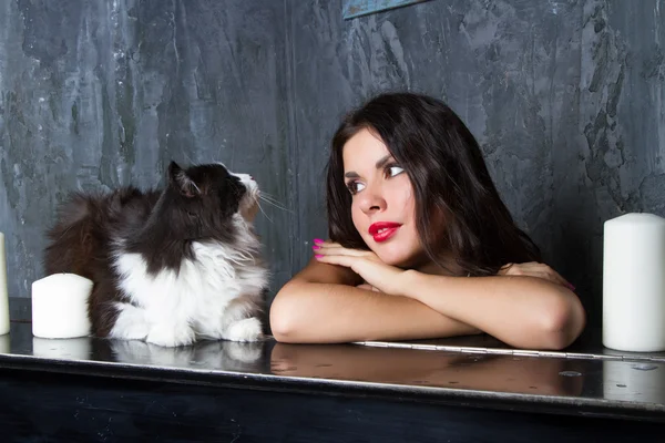 Girl with a cat at the piano — Stock Photo, Image