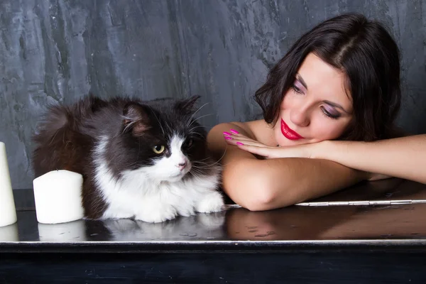 Portrait of a girl with a cat — Stock Photo, Image