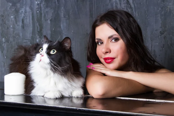 Portrait of a girl with a cat — Stock Photo, Image