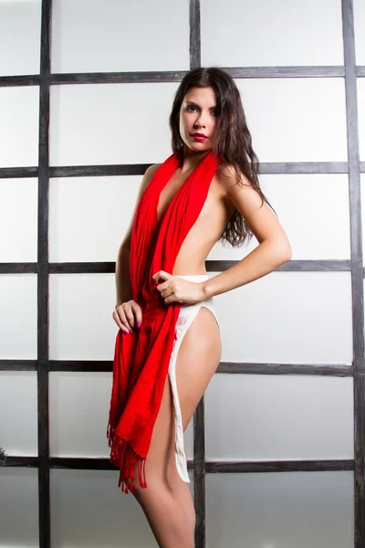裸の胸をカバーする若い女の子赤スカーフ — ストック写真