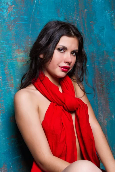 Porträtt av en ung flicka med en röd halsduk — Stockfoto