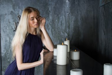 Mumlar ile genç sarışın