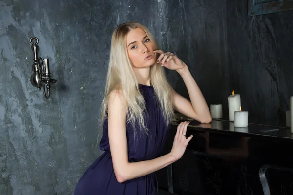 Mladá blondýnka se svíčkami — Stock fotografie