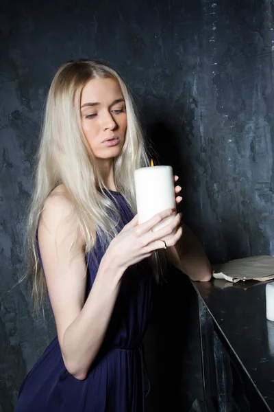 Молода блондинка зі свічками — стокове фото
