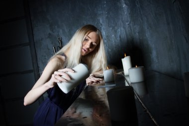 Mumlar ile genç sarışın