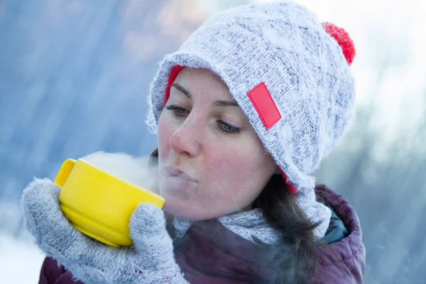 Girl in winter forest warmed by hot tea — Stock Photo, Image