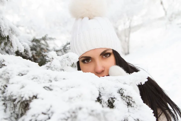 Lány az erdőben, a havas fák között — Stock Fotó