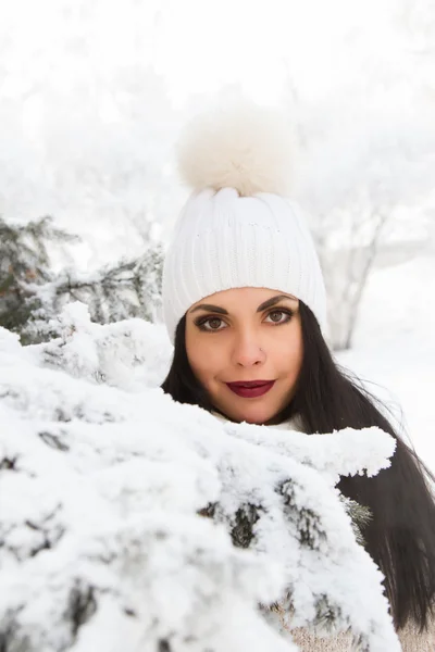 Chica en el bosque entre los árboles nevados —  Fotos de Stock