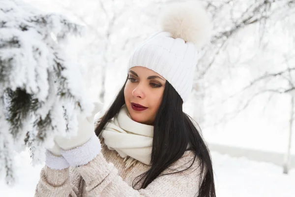 Menina na floresta entre as árvores nevadas Imagem De Stock