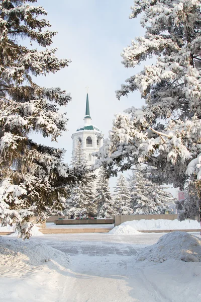 Iglesia cristiana entre los abetos cubiertos de nieve — Foto de Stock