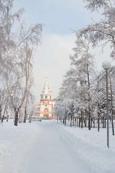 Camino cubierto de nieve al templo — Foto de Stock