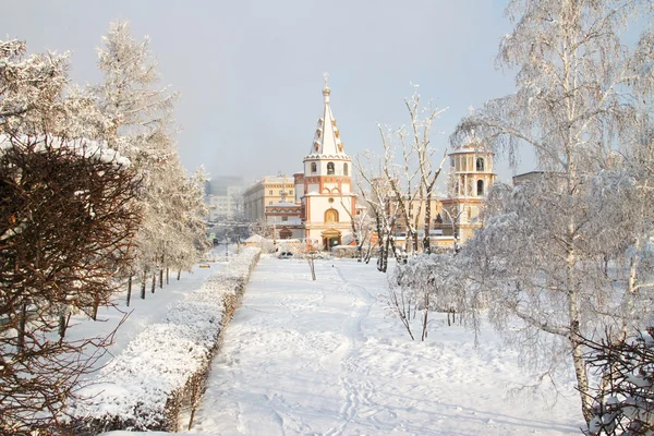 Camino cubierto de nieve al templo — Foto de Stock