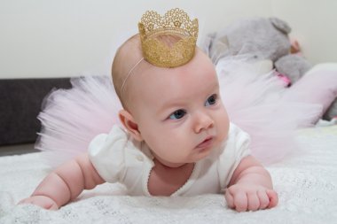 küçük çocuk bir tutu ve bir taç