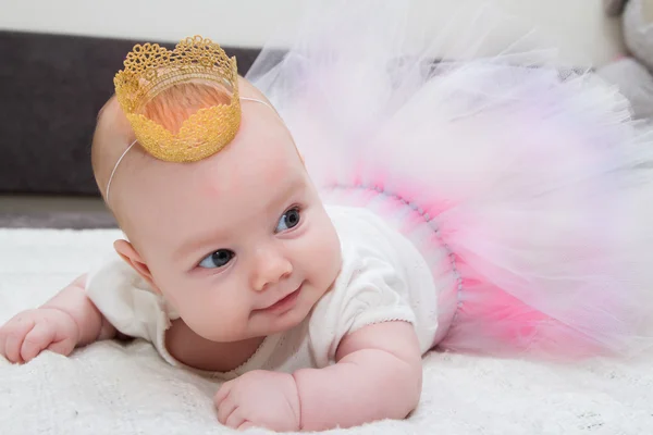 Bambino piccolo in un tutu e una corona — Foto Stock