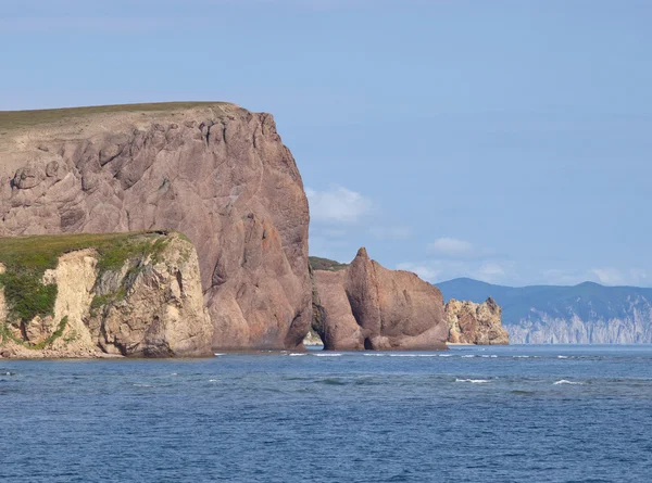 Paisaje con la costa rocosa —  Fotos de Stock