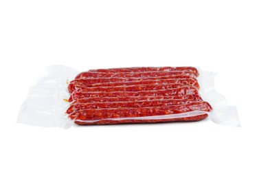 Beyaz arka planda izole edilmiş vakumlu plastik pakette birkaç uzun çubuk var.